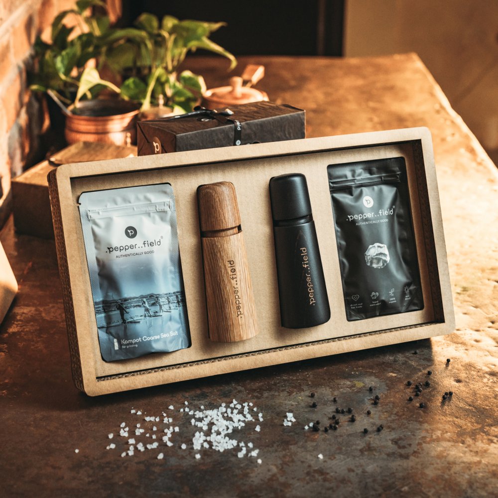 Darčekový kartónový box – škandinávske mlynčeky s kampotským korením (50 g) a morskou soľou (120 g)