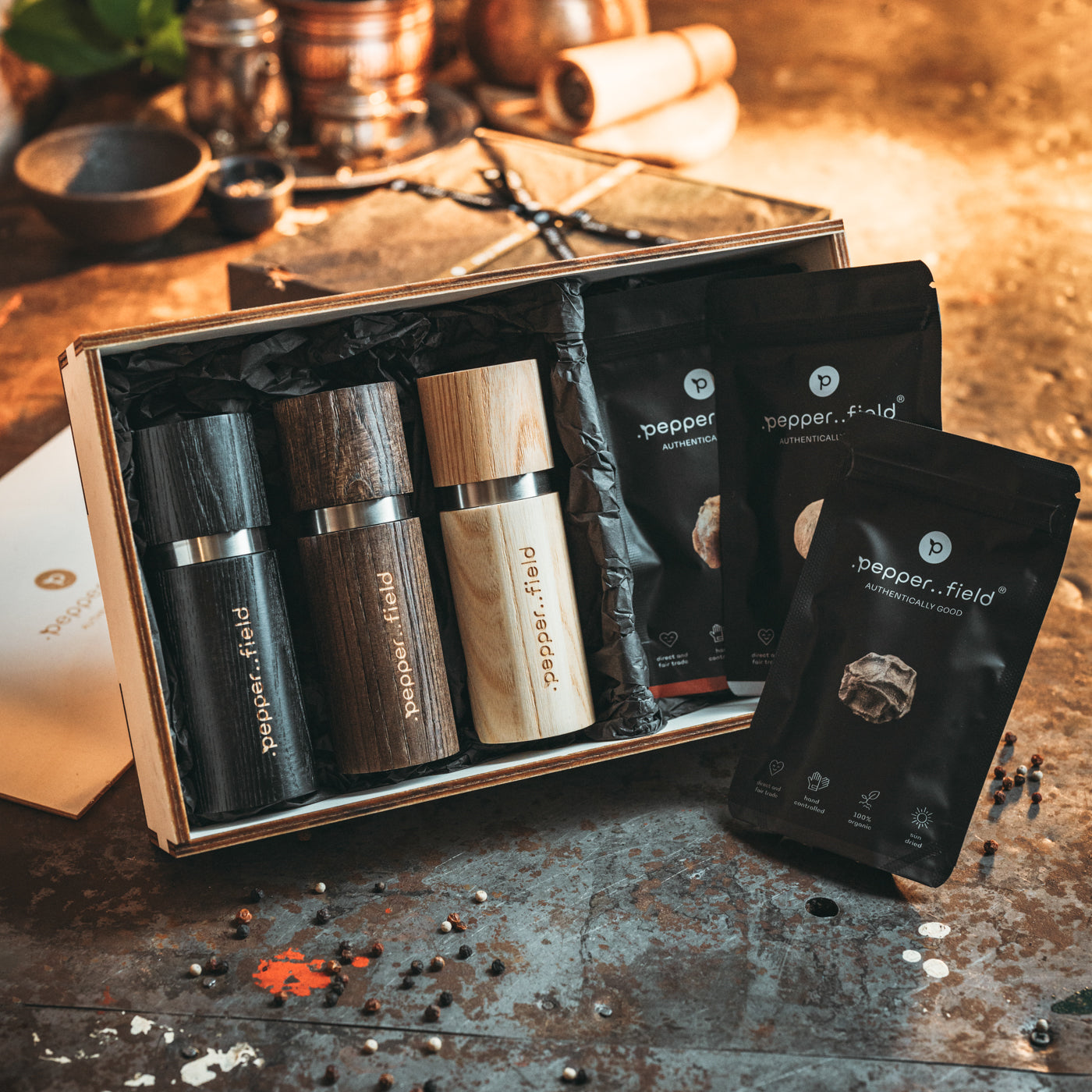 Set of 3 grinders + 3 bags of Kampot pepper (3× 50 g) in a huge gift case